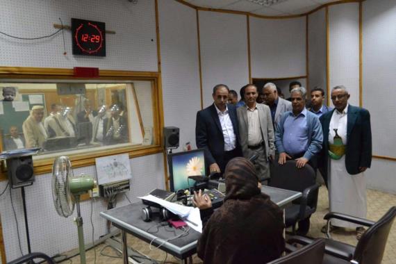 وزير الإعلام يطلع على سير العمل في اذاعة صنعاء