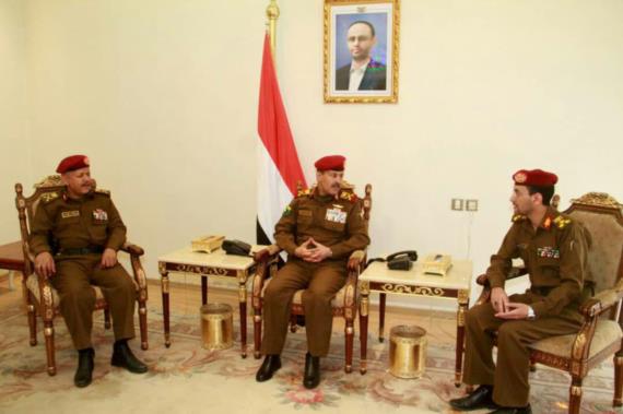 وزير الدفاع يناقش مع مدير التوجيه المعنوي خطط العام المقبل ويشيد بأداء الدائرة