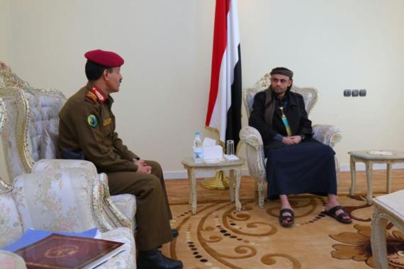 الرئيس المشاط يناقش مع وزير الدفاع الأوضاع بالجبهات