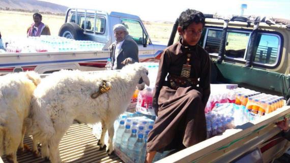 أسرة آل العزي وأبناء عكوان بصعدة يسيرون قافلة للمرابطين في الجبهات