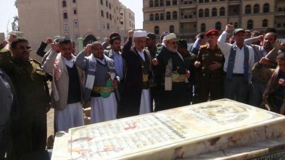 رئيس مجلس القضاء ووزير العدل يضعان أكاليل من الزهور في روضتي الشهداء