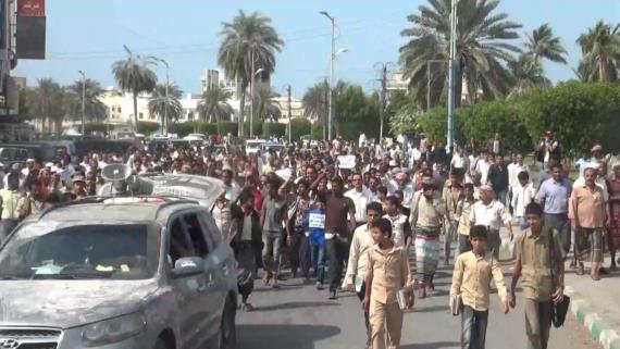 بالصور..وقفة ومسيرة بالحديدة تنديدا باستمرار خروقات العدوان وعدم تنفيذ اتفاق السويد