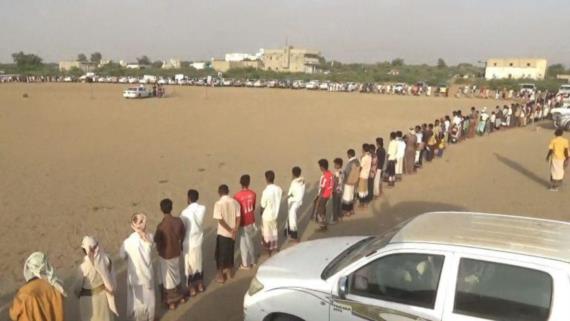 قبائل الزهرة بالحديدة تعلن الاستمرار في رفد الجبهات وتقدم قافلة غذائية (صور)