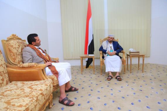 الرئيس المشاط يناقش مع محافظ ذمار احتياجات المحافظة من المشاريع والخدمات