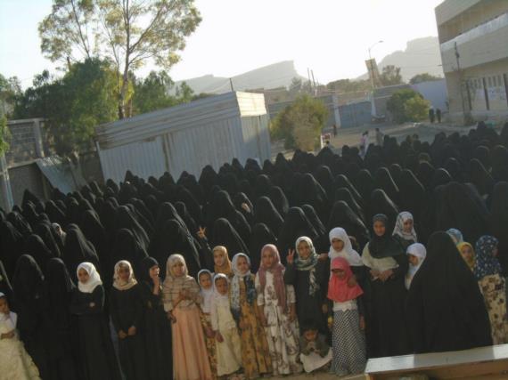 وقفة للهيئة النسائية بصعدة تنديداً بجريمة العدوان في كشر حجة (صور)