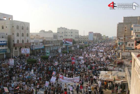 مسيرة حاشدة بالحديدة بعنوان” قادمون في العام الخامس بعزة وصمود في مواجهة العدوان”