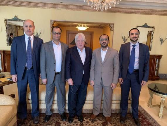 رئيسُ الوفد الوطني يلتقي المبعوثَ الأممي في العاصمة العُمانية مسقط
