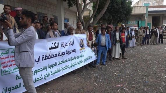 إب: وقفة قبلية في عزلة المكتب بجبلة تشيد بإنجازات الجيش واللجان