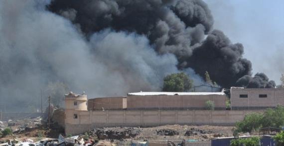 قصف عنيف لقوى العدوان على منازل المواطنين بمدينة الدريهمي المحاصرة