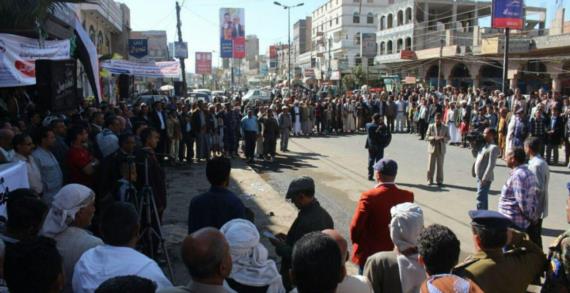 وقفة احتجاجية بذمار تنديداً بانتهاكات العدوان المستمرة بحق قطاع الاتصالات