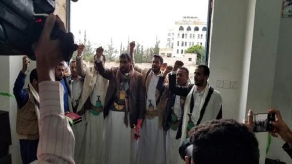 محافظ صنعاء يفتتح معرض كسوة العيد المجاني لأبناء الشهداء