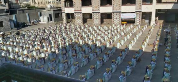 توزيع 3 آلاف و433 سلة غذائية للأسر الفقيرة والنازحة بالحديدة