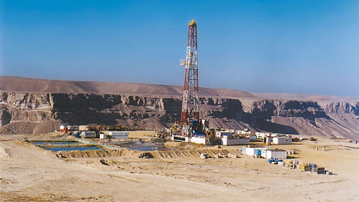 قوى العدوان تستقدم معدات تنقيب لنهب النفط اليمني في الخشعة بحضرموت