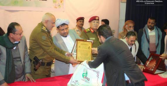 عضو السياسي الأعلى الحوثي.. يكرم أسر شهداء حصار الدريهمي