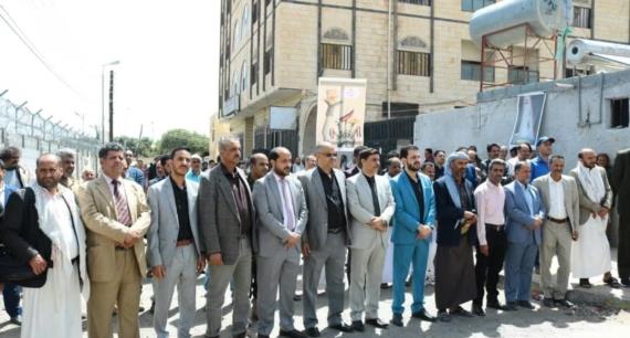 وقفة احتجاجية لمؤسسة المياه وشركة النفط تنديداً باستمرار القرصنة على السفن 