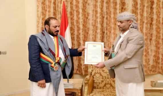 الرئيس المشاط يمنح وسام الشجاعة لأسرة الشهيد سلطان عويدين