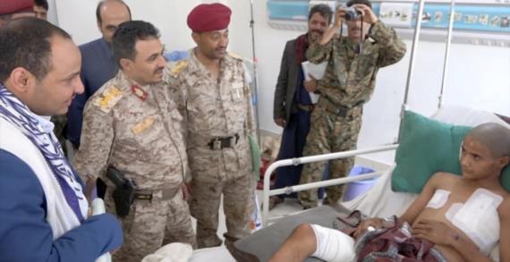 نائب قائد المنطقة العسكرية المركزية يتفقد الجرحى في مجمع 48 الطبي بصنعاء 