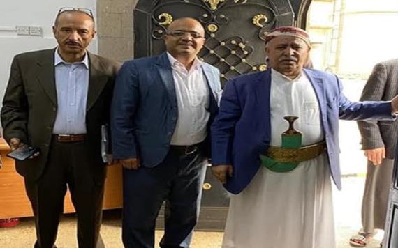 رئيس البرلمان يتسلم إقرار الذمة المالية من عضو هيئة الفساد الرميمة