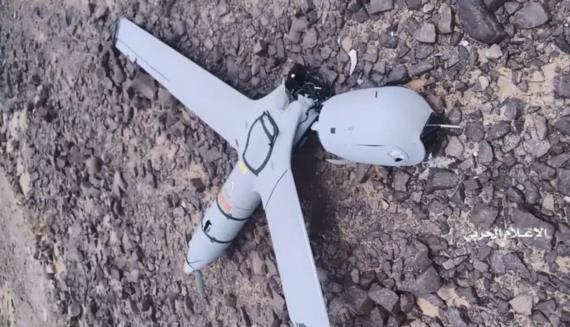 مشاهد حطام طائرة التجسس الأمريكية ” Scan Eagle” التي أسقطت بمحافظة مأرب