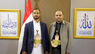 الرئيس المشاط يُكّرم أسرة شهيد القرآن السيد حسين بدر الدين الحوثي