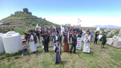 مسيرة لطلاب المدارس الصيفية وزيارة لروضة الشهداء في حفاش بالمحويت
