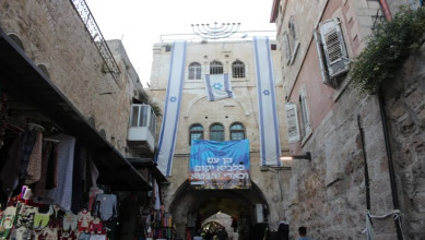 العدو يعيد إحياء قرارات مصادرة عقارات باب السلسلة مستهدفاً قلب القدس المحتلة
