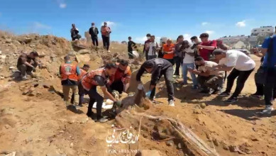 انتشال رفات 40 شهيدًا ونقلهم من مقبرة الشيخ رضوان بمدينة غزة