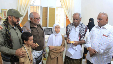 تكريم حافظة لكتاب الله من أبناء الشهداء في مديرية الميناء بالحديدة