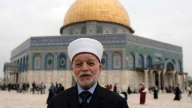 العدو يجدد إبعاد مفتي القدس عن الأقصى 6 أشهر
