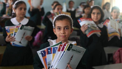 محافظة القدس: فرض المنهاج الصهيوني تصعيد خطير يستهدف هوية الأجيال
