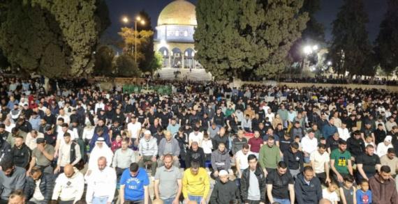 90 ألفاً يؤدون العشاء والتراويح في المسجد الأقصى المبارك