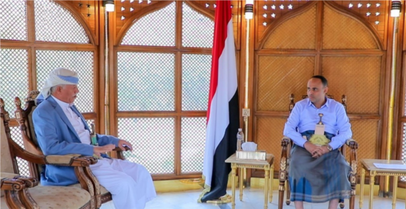 الرئيس المشاط يلتقي محافظ إب ويحث على توفير الخدمات للمواطنين وحل القضايا المجتمعية