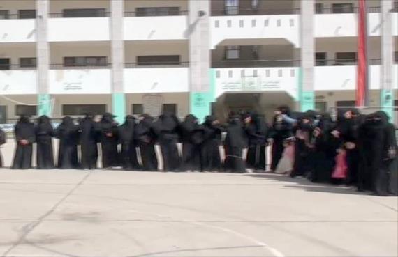 القطاع النسائي في الظهار بإب يندد بالتصعيد الأمريكي العسكري والاقتصادي