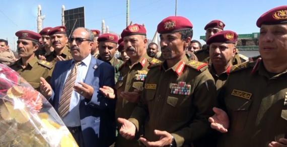 اللواء الحاكم يضع إكليلاً من الزهور على ضريح الشهيد الصماد ومرافقيه بميدان السبعين