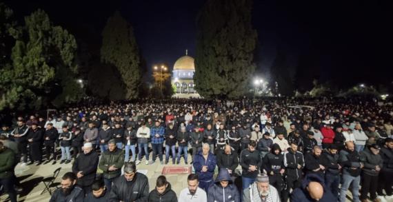 عشرات الآلاف يؤدون صلاتي العشاء والتراويح في المسجد الأقصى المبارك
