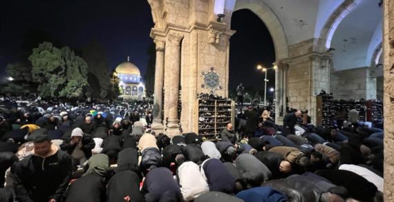 عشرات الآلاف يؤدون صلاتيْ العشاء والتراويح في المسجد الأقصى المبارك