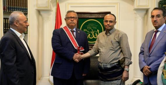 الرئيس المشاط يمنح وسام الوحدة للدكتور عبدالعزيز بن حبتور
