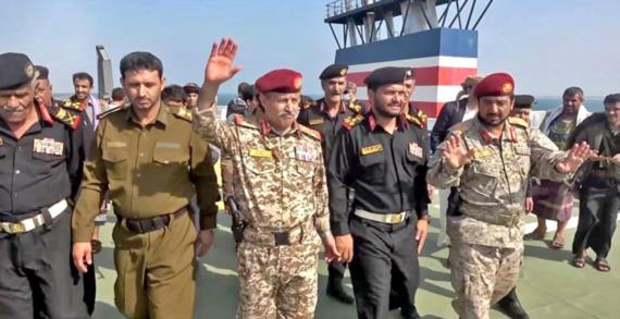 وزير الدفاع : البحر الأحمر محرم على سفن الكيان الصهيوني / نحذر أمريكا من الدخول في الحرب